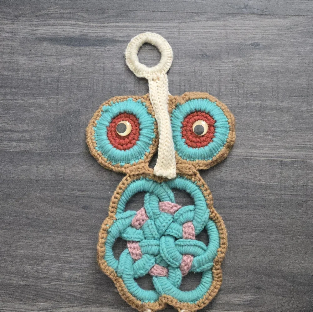 1970's Style Macrame Owl Wall Hanging Towel Holder Retro Boho MCM Green Brwn Vtg